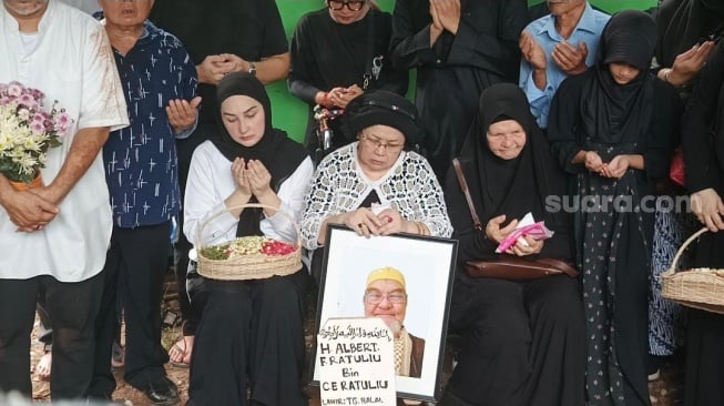 Mona Ratuliu di pemakaman sang ayah yang berlokasi di TPU Jeruk Purut, Jakarta Selatan pada Kamis, 1 Mei 2025 [Suara.com/Rena Pangesti]