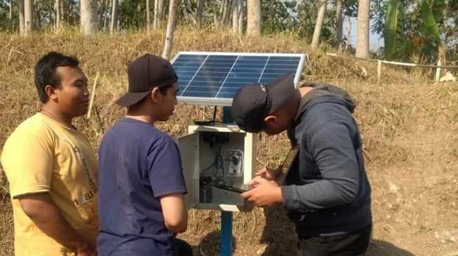Tim peneliti G-Connect sedang memasang sensor di Wonogiri. [Dok. Microsoft Indonesia]