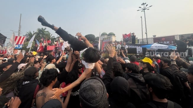Massa Aksi Crowd Surfing Nikmati Distorsi The Brandals, Pelataran DPR Berubah Jadi Gigs Jalanan