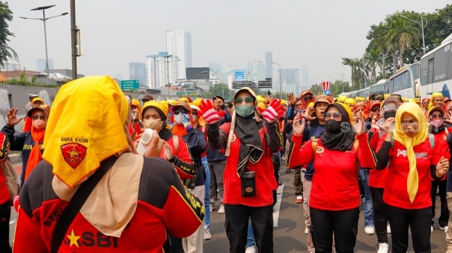 Massa Buruh dari berbagai elemen melakukan aksi unjuk rasa untuk memperingati Hari Buruh Internasional atau May Day di depan Gedung DPR RI, Jakarta, Kamis (1/5/2025). [Suara.com/Alfian Winanto]