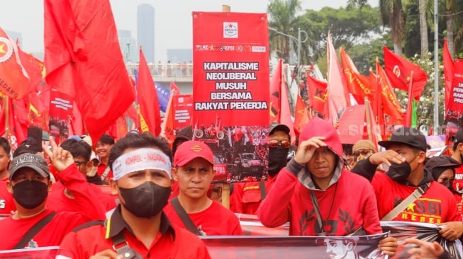 Massa Buruh dari berbagai elemen melakukan aksi unjuk rasa untuk memperingati Hari Buruh Internasional atau May Day di depan Gedung DPR RI, Jakarta, Kamis (1/5/2025). [Suara.com/Alfian Winanto]