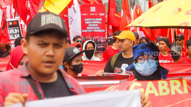 Massa Buruh dari berbagai elemen melakukan aksi unjuk rasa untuk memperingati Hari Buruh Internasional atau May Day di depan Gedung DPR RI, Jakarta, Kamis (1/5/2025). [Suara.com/Alfian Winanto]