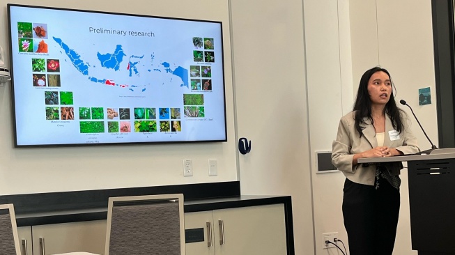 Ester Rosdiana Sinaga, peneliti dari Indonesia mempresentasikan hasil penelitiannya di UC Davis, Amerika Serikat. [Dok. Microsoft Indonesia]