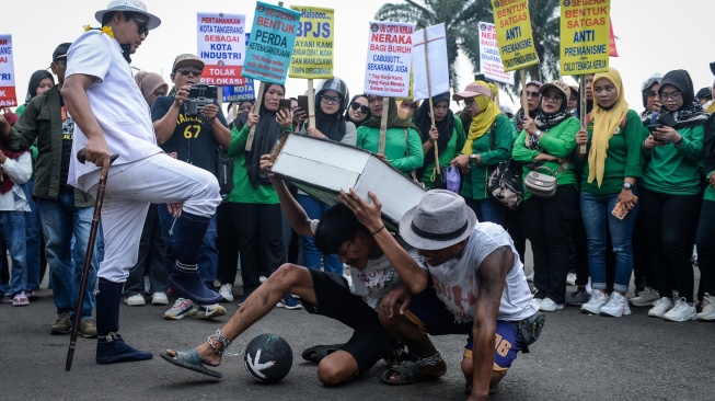 Sejumlah buruh melakukan teatrikal saat aksi peringatan Hari Buruh Internasional di Taman Elektrik, Kota Tangerang, Banten, Kamis (1/5/2025). [ANTARA FOTO/Putra M. Akbar/tom]