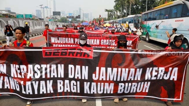 Massa Buruh dari berbagai elemen melakukan aksi unjuk rasa untuk memperingati Hari Buruh Internasional atau May Day di depan Gedung DPR RI, Jakarta, Kamis (1/5/2025). [Suara.com/Alfian Winanto]