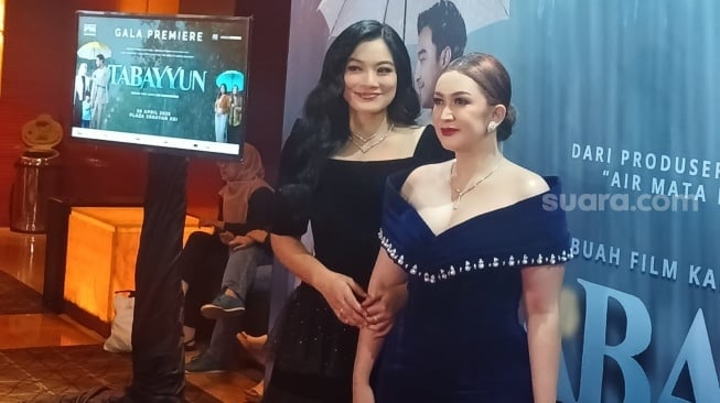 Titi Kamal dan Nafa Urbach dalam gala premiere film Tabayyun di kawasan Senayan, Jakarta Pusat, Rabu (30/4/2025). [Suara.com/Tiara Rosana]