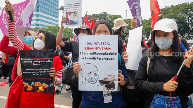 Massa Buruh dari berbagai elemen melakukan aksi unjuk rasa untuk memperingati Hari Buruh Internasional atau May Day di depan Gedung DPR RI, Jakarta, Kamis (1/5/2025). [Suara.com/Alfian Winanto]