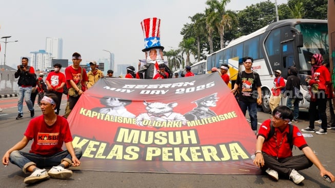 Massa Buruh dari berbagai elemen melakukan aksi unjuk rasa untuk memperingati Hari Buruh Internasional atau May Day di depan Gedung DPR RI, Jakarta, Kamis (1/5/2025). [Suara.com/Alfian Winanto]