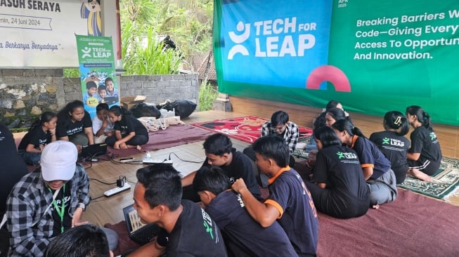 J Trust Bank Ajak Yatim Piatu Hingga Dhuafa di Karangasem Belajar Coding