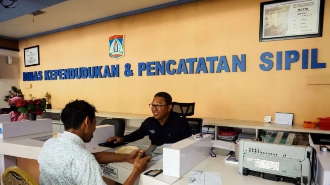 Salah seorang warga sedang mengurus kependudukan di Kantor Disdukcapil Balikpapan. [ANTARA]