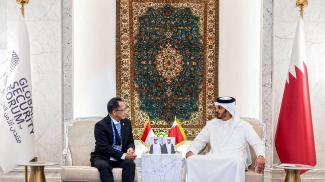 Mendagri RI Tito Karnavian saat berbincang-bincang dengan Mendagri Qatar Khalifa bin Hamad bin Khalifa Al Thani di acara Global Security Forum 2025 di Qatar. (Foto: Dok Kemendagri)