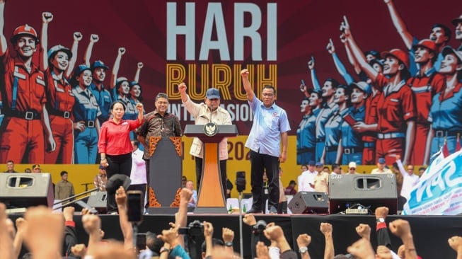Presiden Prabowo Subianto (ketiga kiri) didampingi Presiden Konfederasi Serikat Pekerja Indonesia (KSPI) dan Presiden Partai Buruh Said Iqbal (kedua kiri), Presiden Konfederasi Serikat Buruh Seluruh Indonesia (KSBSI) Elly Rosita Silaban (kiri), dan Ketua Umum Konfederasi Serikat Pekerja Seluruh Indonesia (KSPSI) Pembaruan Jumhur Hidayat (kanan) pada perayaan Hari Buruh Internasional 2025 di kawasan Monas, Jakarta, Kamis (1/5/2025). (ANTARA FOTO/Muhammad Adimaja).