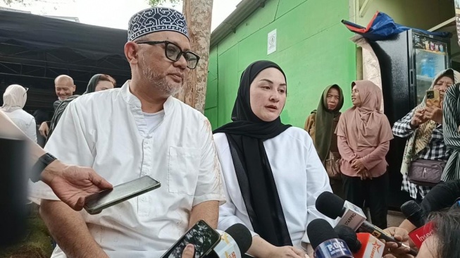 Mona Ratuliu dan suaminya, Indra Brasco di TPU Jeruk Purut, Jakarta Selatan pada Kamis, 1 Mei 2025. [Suara.com/Rena Pangesti]