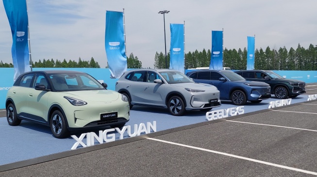 Geome Xingyuan bersama jajaran mobil Geely lainnya yang diperkirakan akan diluncurkan di Indonesia. [Suara.com/Liberty Jemadu]