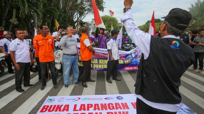 Pengunjuk rasa dari berbagai elemen buruh membawa spanduk dan poster saat berunjuk rasa memperingati Hari Buruh Internasional atau May Day di Banda Aceh, Aceh, Kamis (1/5/2025). [ANTARA FOTO/Ampelsa/tom]
