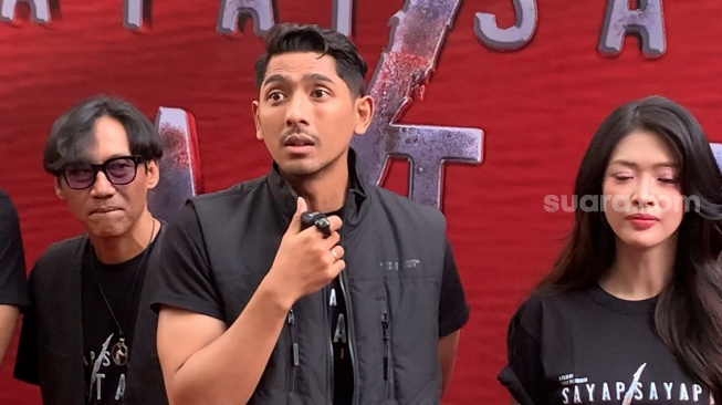 Arya Saloka di sela Gala Premiere film Sayap-Sayap Patah 2: Olivia di XXI Epicentrum, Kuningan, Jakarta, Rabu, 30 April 2025. [Suara.com/Adiyoga Priyambodo]