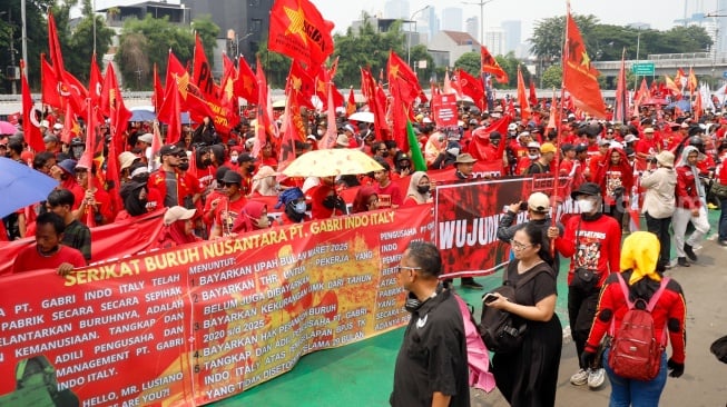 Massa Buruh dari berbagai elemen melakukan aksi unjuk rasa untuk memperingati Hari Buruh Internasional atau May Day di depan Gedung DPR RI, Jakarta, Kamis (1/5/2025). [Suara.com/Alfian Winanto]