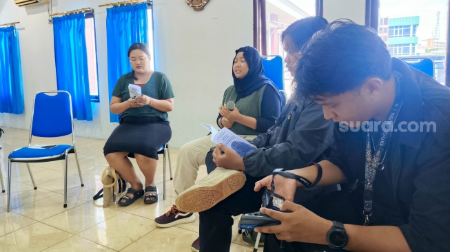 Suasana Diskusi Publik bertemakan "Menguatnya Dominasi Militer dan Ancaman Bagi Jurnalis Perempuan" di Aula Kantor PWI Kaltim Jalan Biola, Sabtu (26/04/2025). [SuaraKaltim.id/Giovanni]