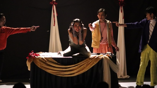 Teater HAE Semarang mementaskan monolog berjudul Paramita di Gedung Serba Guna Fakultas Ilmu Budaya, Universitas Diponegoro, Rabu (30/4/2025) malam. [Istimewa]