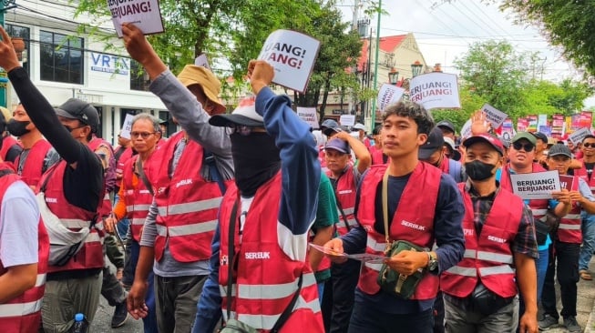 Ribuan buruh melakukan aksi unjukrasa peringatan Hari Buruh dari Tugu Pal Putih menuju Titik Nol Km, Kamis (1/5/2025). [Kontributor/Putu]
