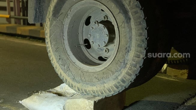 Uji beban di Jembatan Mahakam I Pasca ditabrak oleh kapal tongkang. [SuaraKaltim.id/Giovanni]