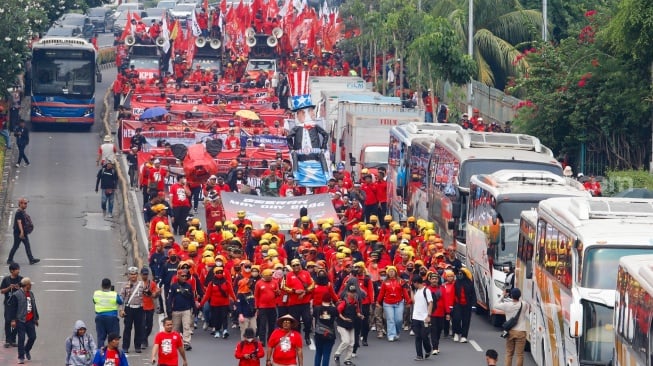 Massa Buruh dari berbagai elemen melakukan aksi unjuk rasa untuk memperingati Hari Buruh Internasional atau May Day di depan Gedung DPR RI, Jakarta, Kamis (1/5/2025). [Suara.com/Alfian Winanto]