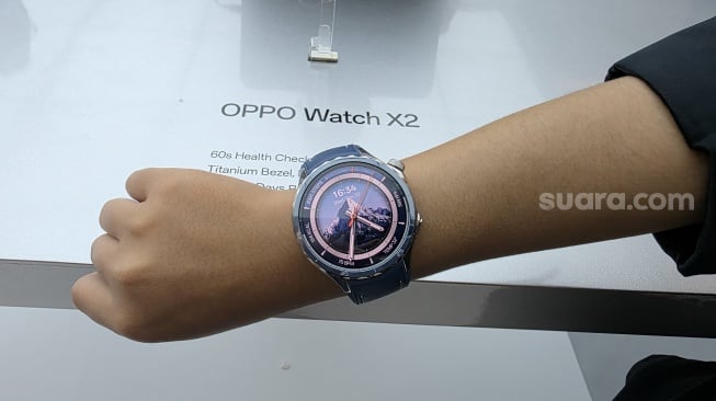 Smartwatch Oppo Watch X2 yang resmi diluncurkan ke Indonesia pada Rabu (30/4/2025). [Suara.com/Dicky Prastya]