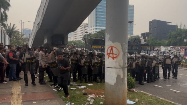 Berbeda dengan Aksi May Day Fiesta di Monas, Peringatan Hari Buruh di DPR Dipukul Mundur Aparat