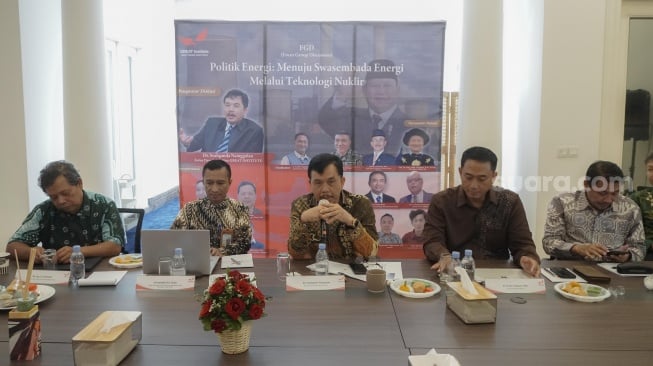 Para pembicara dalam diskusi bertajuk: "Politik Energi: Menuju Swasembada Energi Melalui Teknologi Nuklir" di Jakarta, Rabu (30/4/2025). (Suara.com/Fakhri Fuadi) 