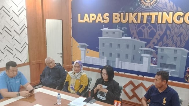 Kepala Kantor Wilayah Direktorat Jenderal Kementerian Imipas Sumbar, Marselina Budiningsih didampingi Kapolresta Bukittinggi Kombes Pol Yessi Kurniati saat memberikan keterangan ke wartawan terkait kasus warga binaan alami keracunan miras oplosan di Lapas Bukittinggi. [Dok. Antara/Al Fatah]