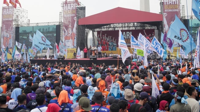 Presiden Prabowo Subianto menyampaikan pidato saat menghadiri peringatan Hari Buruh Internasional di kawasan Monumen Nasional (Monas), Jakarta, Kamis (1/5/2025). [Suara.com/Alfian Winanto]
