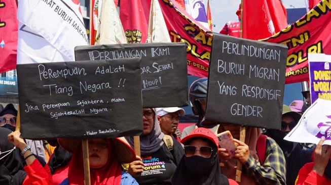 Pengunjuk rasa dari berbagai elemen buruh membawa spanduk dan poster saat berunjuk rasa memperingati Hari Buruh Internasional di Tugu Adipura, Bandar Lampung, Lampung, Kamis (1/5/2025). [ANTARA FOTO/Ardiansyah/YU]