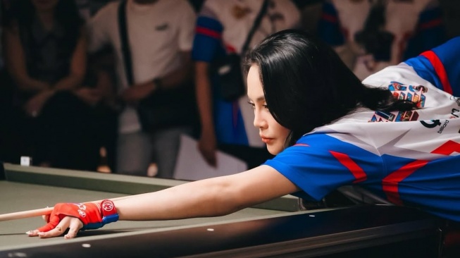 Erika Carlina bertanding billiard dengan Efren Reyes. [Instagram]