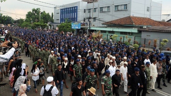 Ratusan Warga Baduy berjalan kaki menuju Pendopo Bupati Kota Rangkasbitung untuk mengikuti tradisi Seba Baduy di Lebak, Banten. [ANTARA FOTO/Muhammad Bagus Khoirunas]