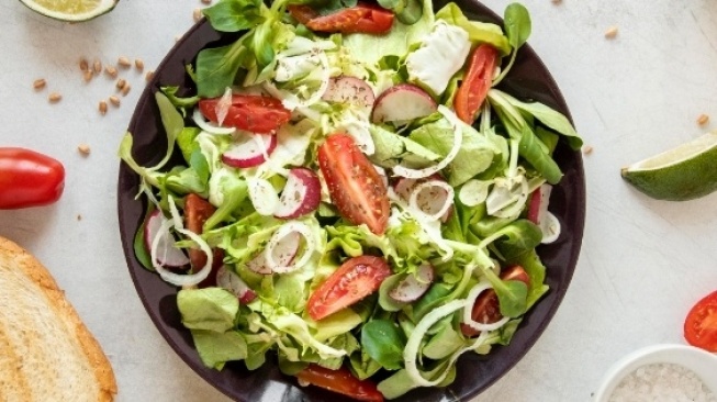 Ilustrasi salad (Freepik)