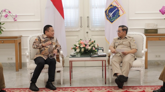 Direktur Utama PT Telkom Indonesia (Persero) Tbk (Telkom) Ririek Adriansyah melaporkan secara langsung kesiapan penyelenggaraan acara tahunan TelkomGroup kepada Gubernur DKI Jakarta Pramono Anung (Dok: Telkom)