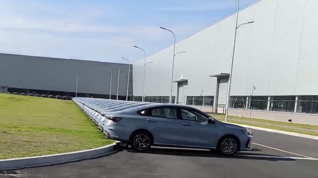 Barisan mobil di Geely Auto Changxing Base, pabrik berteknologi tinggi dan ramah lingkungan Geely di Tiongkok. Pabrik ini bisa memproduksi 400 ribu unit mobil per tahun. [Suara.com/Liberty Jemadu]