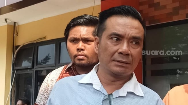 Julianus P. Sembiring, pengacara dokter Reza Gladys ditemui di Dharmawangsa, Jakarta Selatan pada Jumat, 2 Mei 2025 [Suara.com/Rena Pangesti]