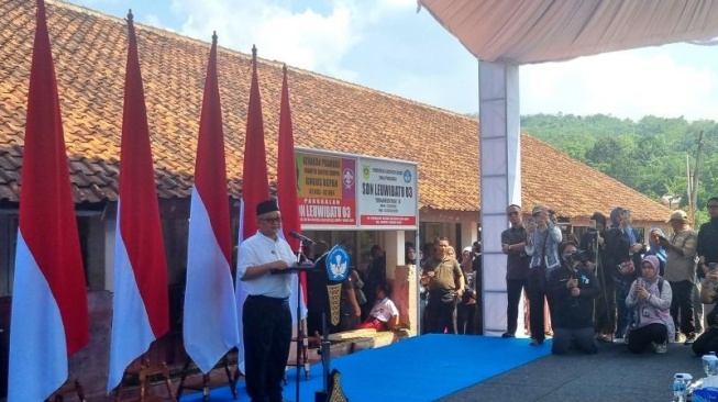 Menteri Pendidikan Dasar dan Menengah (Mendikdasmen) Abdul Mu'ti menyampaikan sambutan pada kegiatan Peninjauan untuk Mendukung Program Revitalisasi 10 Ribu Sekolah dan Perayaan Hardiknas 2025 di SDN 02-03 Leuwibatu, Kabupaten Bogor, Provinsi Jawa Barat pada Jumat (2/5/2025). (ANTARA/Hana)