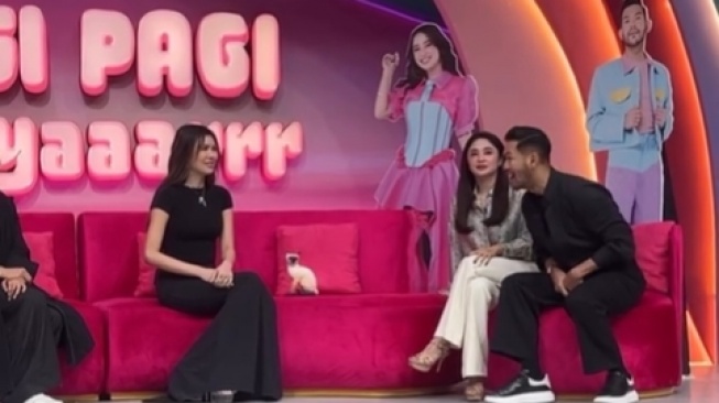 Michelle Halim dan Dewi Perssik di acara televisi (Instagram/@pagipagiambyartranstvcorp)