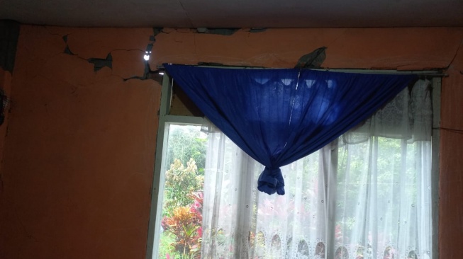 Rumah warga Tanah Datar yang rusak usai diguncang gempa Padang Panjang. [Dok. Istimewa]