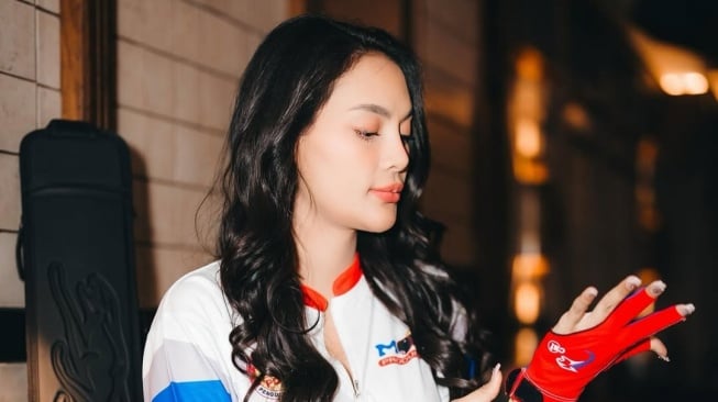 Erika Carlina bertanding billiard dengan Efren Reyes. [Instagram]