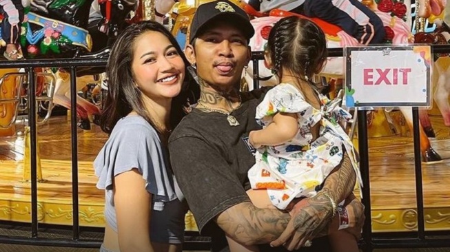 Potret harmonis Young Lex dan Eriska Nakesya bersama sang anak sebelum mengumumkan resmi berpisah sejak dua bulan lalu (Instagram/eriskanakesya)