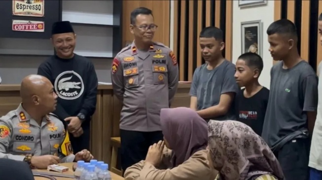 belasan pelajar yang terlibat tawuran diamankan di Mapolres Serang. [Istimewa]