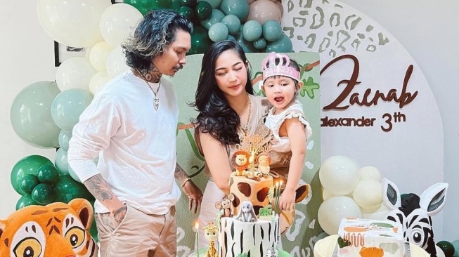 Potret harmonis Young Lex dan Eriska Nakesya bersama sang anak sebelum mengumumkan resmi berpisah sejak dua bulan lalu (Instagram/eriskanakesya)