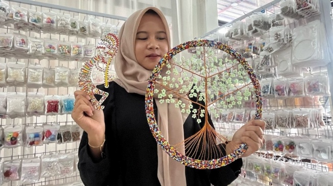 Kisah Umi Rosidah, Perajin Manik - Manik Mojokerto yang Berhasil Tembus Pasar Ameria