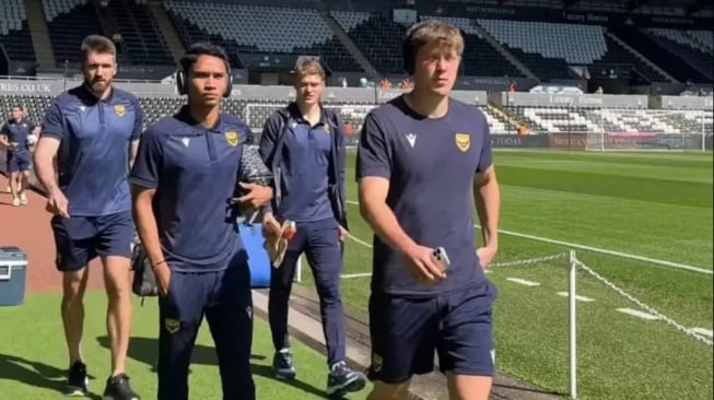 Dua pemain timnas Indonesia, Marselino Ferdinan dan Ole Romeny berada dalam skuad Oxford United. Di laga itu, wonderkid skuad Garuda akhirnya merasakan debut di Liga Inggris. (Instagram/@oufcofficial)