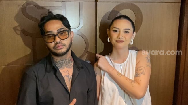 Onadio Leonardo dan Beby Prisillia saat ditemui di kawasan Kuningan, Jakarta Seltan, Sabtu (3/5/2025). [Tiara Rosana/Suara.com]