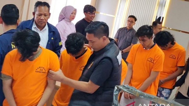 Jejak Kelompok Berpakaian Hitam di Balik Demo Buruh Semarang: Dari Rapat di Kampus hingga Kerusuhan