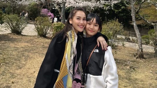 Ayu Ting Ting bersama putrinya, Bilqis. [Instagram]